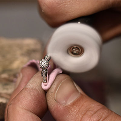 Obchod a marketing vyměnili za prodej šperků. Značka Eppi se soustředí na výrobu prstenů na míru, které jsou cenově dostupné, přesto nadčasové