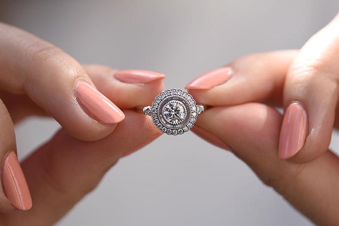 Diamantový prsten s halo z bílého zlata