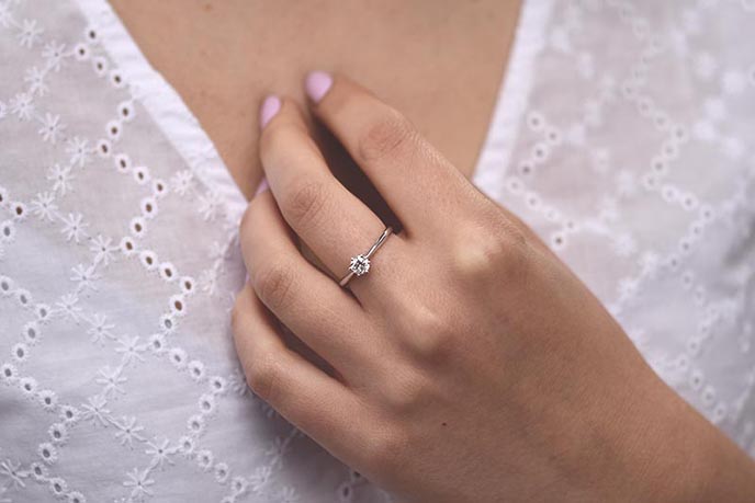 Elegantní zásnubní prsten solitaire s diamantem