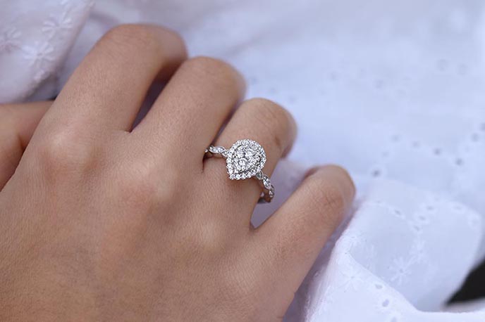 Zásnubní prsten z bílého zlata s halo s diamantem ve tvaru hrušky