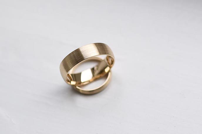 Ploché snubní prsteny nebo snubní prsteny ze zlata