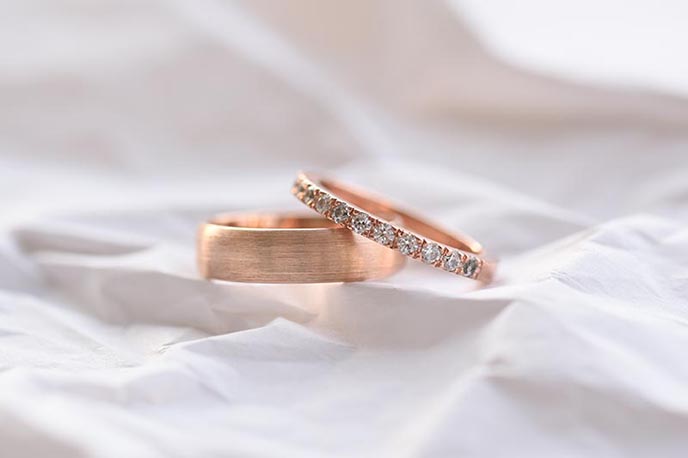 Věčný diamantový prsten pro nevěstu a půlkruhový snubní prsten pro ženicha